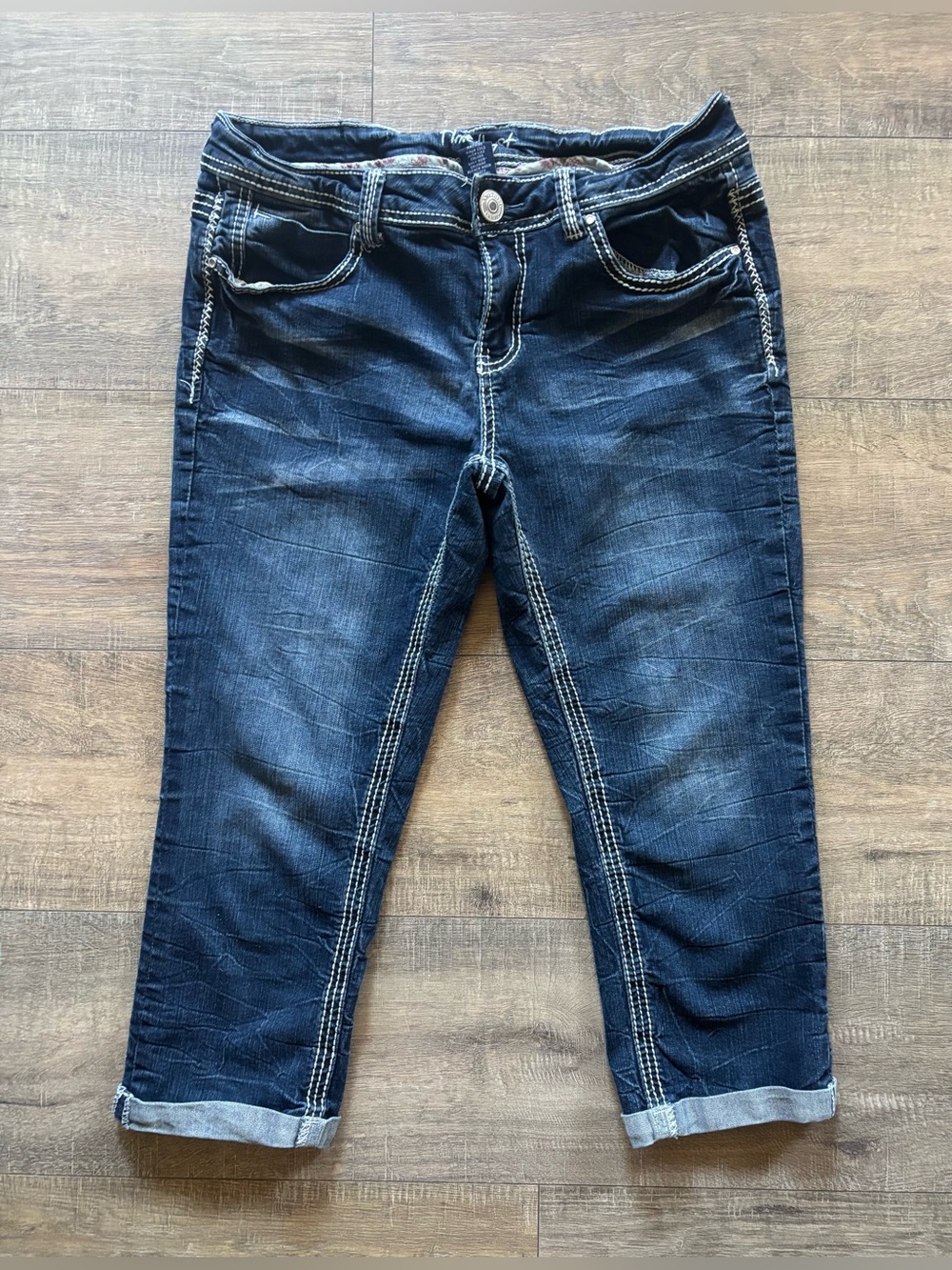 Amethyst women’s size 11 blue denim capri jeans cuff hem embroidered details